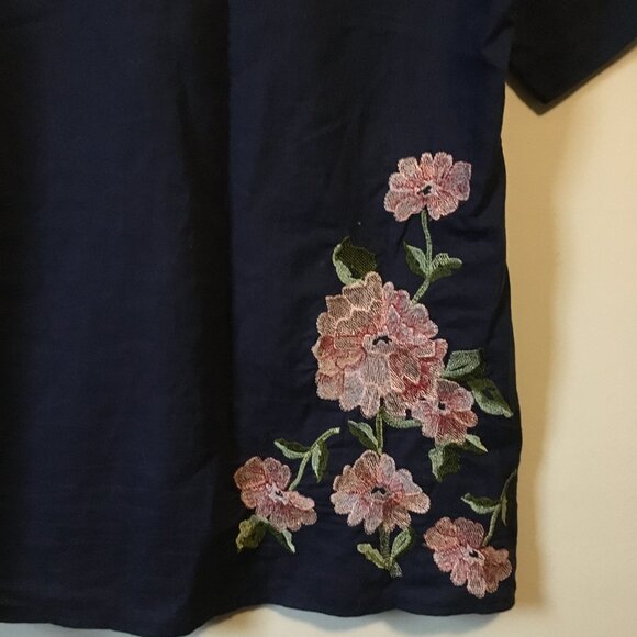 Queen Tunic Floral Embroidered Rhinestone & Rose Buttons Top - Picture 9 of 16